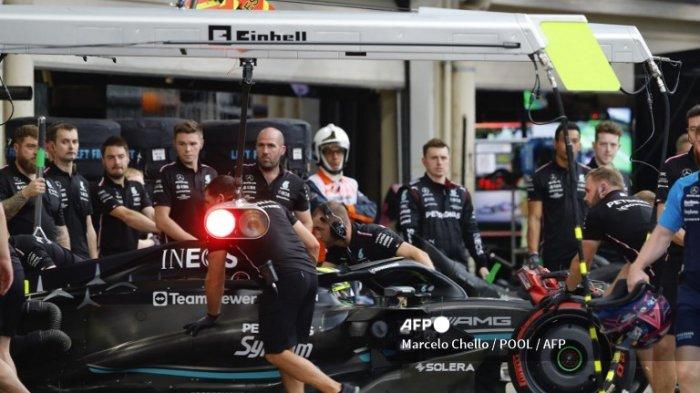 Mekanik mendorong mobil pembalap Mercedes asal Inggris Lewis Hamilton kembali ke garasi saat sesi kualifikasi Grand Prix Formula Satu Brasil di arena pacuan kuda Jose Carlos Pace di Sao Paulo, Brasil, pada 3 November 2023.