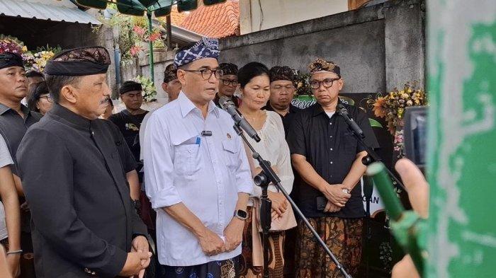 Menteri Perhubungan (Menhub) Budi Karya Sumadi meminta maaf ke keluarga Putu Satria di Desa Gunaksa, Kecamatan Dawan, Kamis 9 Mei 2024  - Menhub Rombak Sistem Pendidikan di Sekolah Kedinasan Kemenhub, Bebastugaskan Pejabat STIP