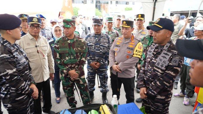 Menteri Perhubungan, Kapolri serta Panglima TNI saat mengecek kesiapan personel di pos jaga di Pelabuhan Gilimanuk, Jembrana, Kamis 4 April 2024.