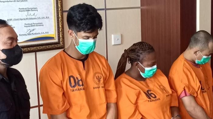 Tersangka 06 kurir narkotika asal Afrika Selatan berinsial LN (32) dihadirkan dalam press release di Kantor Badan Narkotika Nasional Provinsi (BNNP) Bali, Denpasar, Bali, pada Kamis 24 Juli 2025. BREAKING NEWS: Nekat Menyelundupkan Sabu di Dalaman, WNA Ini Ditangkap di Bandara Ngurah Rai Bali