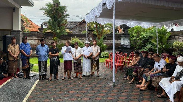 
KLARIFIKASI - Paguyuban Peduli Seni Drama Gong Lawas saat memberikan klarifikasi di sela-sela latihan, kemarin. Inset:  Petruk saat ditemui di rumahnya, Kamis (5/6).