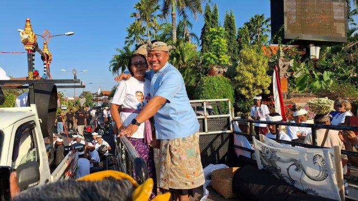 Bakal Calon Bupati Klungkung dari Partai Gerindra, I Ketut Juliarta memeluk ibunya saat deklarasi di Depan Monumen Ida Dewa Agung Jambe. 