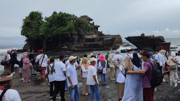 Sejumlah wisatawan saat mengunjungi DTW Tanah Lot, yang berlokasi di Tabanan Bali pada Rabu 28 Januari 2025 - Momen Libur Panjang, Kunjungan Wisatawan ke Tanah Lot Tabanan Tembus 9 Ribu Per Hari