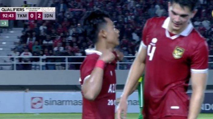 Momen bek Timnas Indonesia, Elkan Baggott penasaran dengan jersey yang digunakan Pratama Arhan untuk seleberasi gol kedua pada laga Kulifikasi Piala Asia U23 2024 antara Timnas Indonesia vs Turkmenistan di Stadion Manahan Solo, Selasa 12 September 2023.
