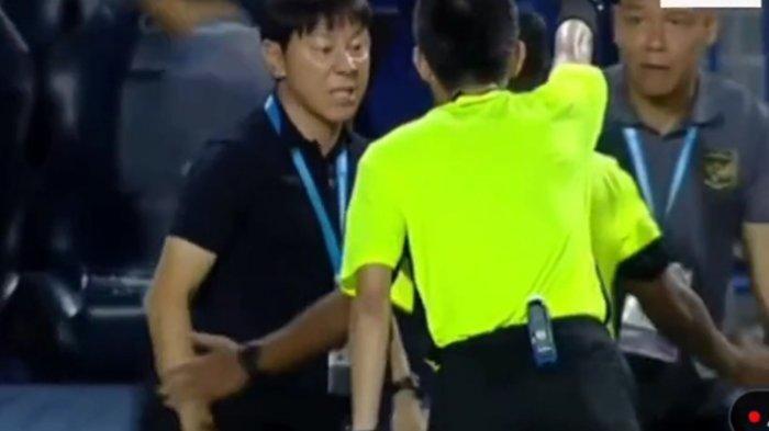 Momen pelatih Timnas Indonesia U23, Shin Tae-yong mendapat kartu kuning di laga final Piala AFF U-23 2023, Indonesia vs Vietnam, Sabtu 26 Agustus 2023.