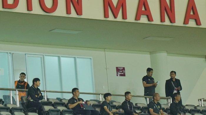 Momen pelatih Timnas Indonesia, Shin Tae-yong (kiri) menyaksikan laga China Taipei vs Turkmenistan dalam ajang kualifikasi Piala Asia U23 di Stadion Manahan, Solo, Rabu (6/9/2023) malam.