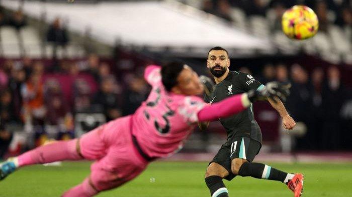 Momen winger Liverpool, Mohamed Salah saat mencetak gol ke gawang West Ham United di Liga Inggris musim 2024-2025