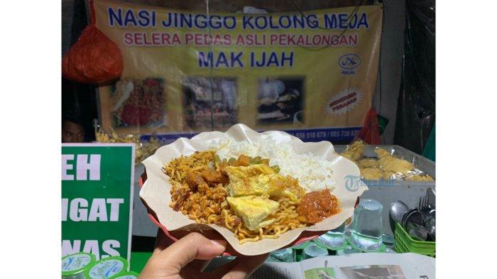 Nasi Jinggo kolong meja Mak Ijah yang berlokasi di Jalan Pulau Bungin, Gang Damar, Banjar Pitik Pedungan, Denpasar. - Kuliner Bali, Unik Nasi Jinggo Kolong Meja Mak Ijah Denpasar, Sehari Habiskan Hingga 25 Kg Beras