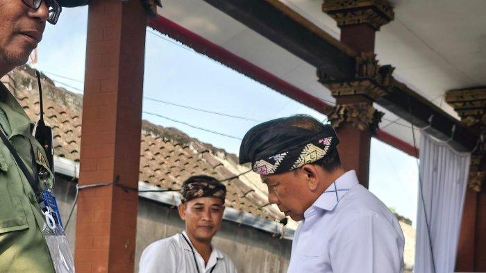 Calon Bupati Jembrana I Nengah Tamba bersama keluarga saat menggunakan hak pilihnya di TPS 008 di Banjar Peh, Desa Kaliakah, Kecamatan Negara, Jembrana, Rabu 27 November 2024