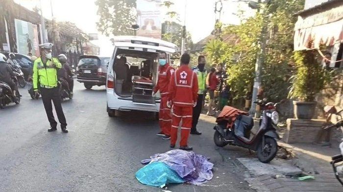 PMI Kabupaten Badung dan aparat kepolisian saat mengevakuasi korban kecelakaan lalulintas di Jalan Raya Canggu, Kuta Utara Badung pada Selsa 5 September 2023.
