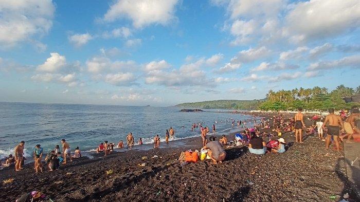 Pantai Jasri Karangasem Bali diserbu warga saat gelar Banyu Pinaruh pada Minggu, 21 Mei 2023.