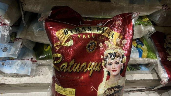 Pantauan Tribun Bali pada Senin (12/2/2024), harga beras premium tembus Rp 85 Ribu / 5 kilogram.