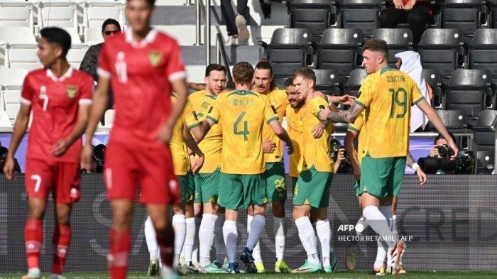 Para pemain Australia merayakan gol pertama timnya pada pertandingan sepak bola Piala Asia AFC Qatar 2023 antara Australia dan Indonesia di Stadion Jassim bin Hamad di Doha pada 28 Januari 2024. Gol bunuh diri Elkan Baggott warnai kemenangan Australia 2-0 pada babak pertama melawan Timnas Indonesia, Minggu (28/1/1024).