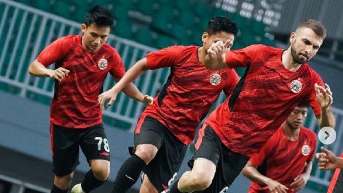 Para pemain Persija Jakarta melakukan latihan rutin jelang duel kontra Madura United Liga 1 2024/2025.