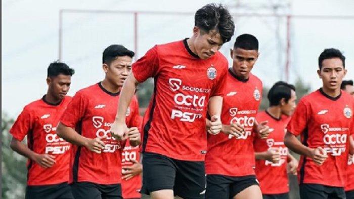 Para pemain Persija Jakarta menggelar latihan perdana untuk hadapi bergulirnya kompetisi Liga 1 2023/2024 pekan 24. Sorotan Liga 1: Thomas Doll Geber Ketahanan Fisik Pemain Persija Jakarta Jelang Tandang ke Borneo FC