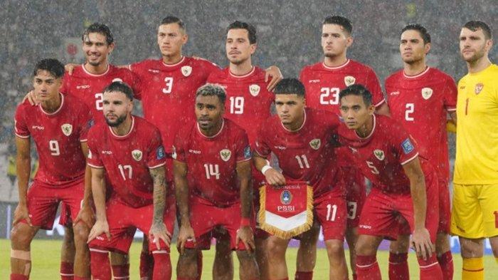 Para pemain Timnas Indonesia berpose sebelum laga kontra Jepang di SUGBK, Jakarta, Jumat, 15 November 2024. Menakar Keuntungan Timnas Indonesia vs Arab Saudi di Kualifikasi Piala Dunia 2026, Kans Naik Posisi