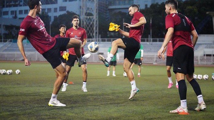 Para pemain Timnas Indonesia seperti Elkan Baggott, Jordi Amat, Shandy Walsh dan Shayne Pattynama berlatih jelang duel Indonesia vs Filipina. Kualfikasi Piala Dunia 2026 Indonesia vs Filipina: Misi Bangkit Shin Tae-yong Incar Kemenangan