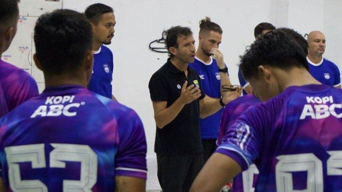 Para penggawa Persib Bandung saat mendengar arahan dari Luis Milla.
