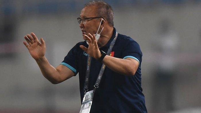Park Hang-seo saat mendampingi timnas Vietnam melawan Arab Saudi pada ajang Kualifikasi Piala Dunia 2022 Zona Asia di Stadion My Dinh, Hanoi, Vietnam, 16 November 2021.