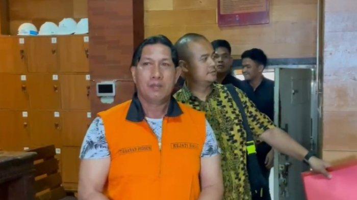 Bendesa Adat Berawa, I Ketut Riana saat tiba di Lapas Kelas IIA Kerobokan, Badung. Ia menjalani penahanan terkait kasus dugaan pemerasan - Pasca OTT Kasus Dugaan Pemerasan, Bendesa Adat Berawa Huni Lapas Kerobokan Bali