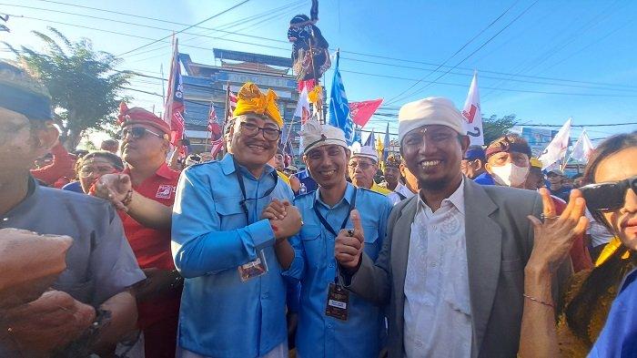 Paslon Sugawa Korry - Suardana saat mendaftar ke KPU Buleleng, Kamis (29/8/2024)