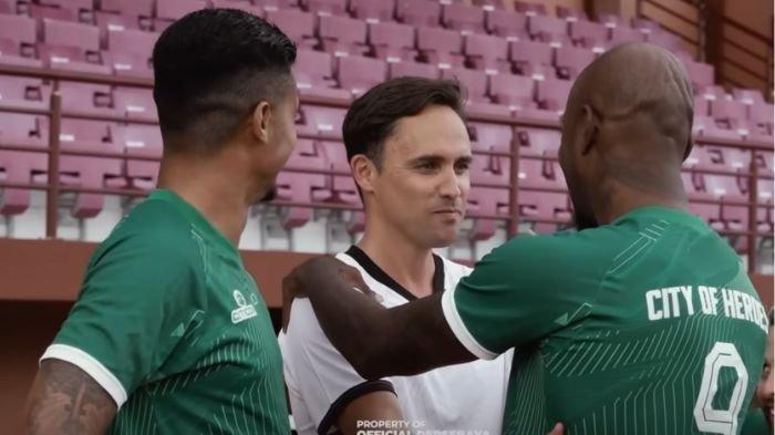 Paul Munster saat berbincang dengan pemain asing Persebaya Surabaya, Paulo Henrique dan Yan Victor.