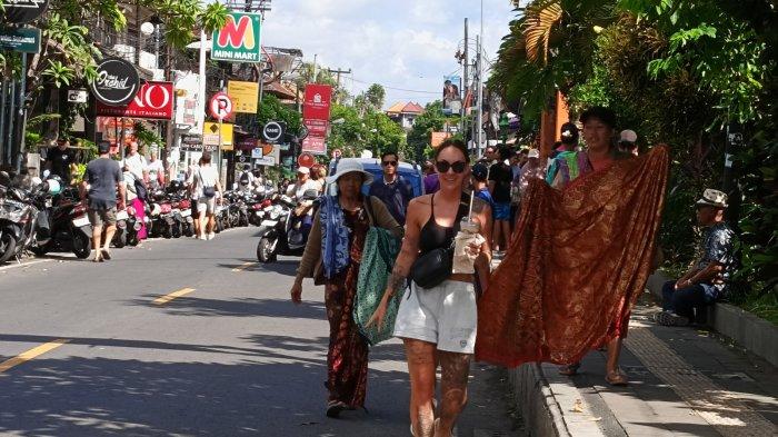 pedagang kamben mengais rezeki dalam pelebon Puri Agung Ubud, Gianyar, Bali Minggu 14 April 2024 - Pedagang Kamben Kecipratan Rezeki Saat Pelebon Puri Agung Ubud Bali
