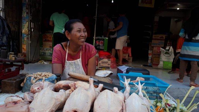 Misalnya harga daging ayam dan telur ayam. Di tingkat produsen saat ini harga daging ayam mencapai Rp 25 ribu per kilogram, sedangkan harga standar Rp 23 ribu per kilogram. Untuk harga telur ayam, saat ini Rp 54 ribu per tray, dari harga normal Rp 52 ribu per tray.