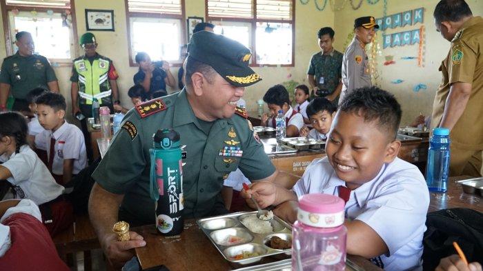 Pelaksanaan MBG di Bali - Kodam IX/Udayana Jalankan Program Makan Bergizi Gratis, Ribuan Porsi Dibagikan, TNI Ambil Peran