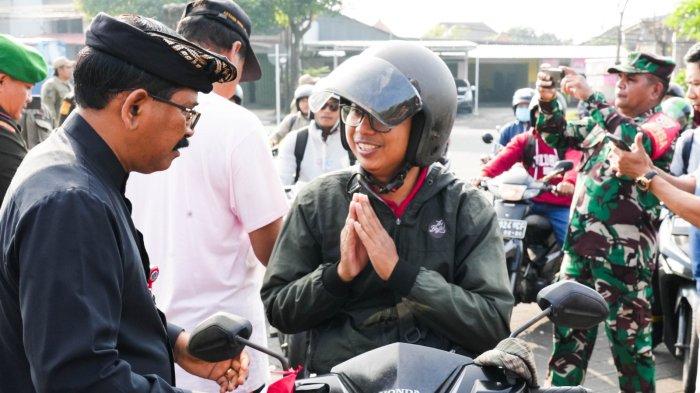 Pelaksanaan pembagian bendera merah putih kepada masyarakat yang melintas didepan Puspem Badung pada Senin 24 Juli 2023.