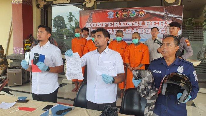 Pelaku Ketut Asa Saat digiring jajaran satreskrimPolres Badung pada Selasa 28 November 2023