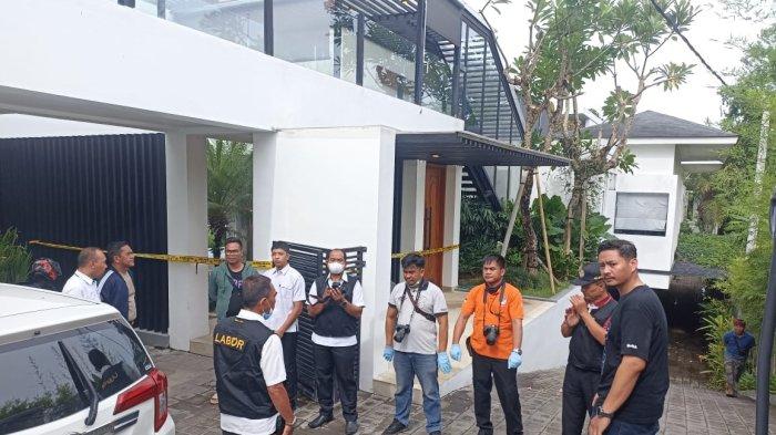 Aparat kepolisian Polres Badung saat melakukan olah TKP di Villa Palm House, di Banjar Pempatan, Tumbak Bayuh, Mengwi, Badung - UPDATE! Pelaku Penembakan WNA di Mengwi Badung Ditangkap