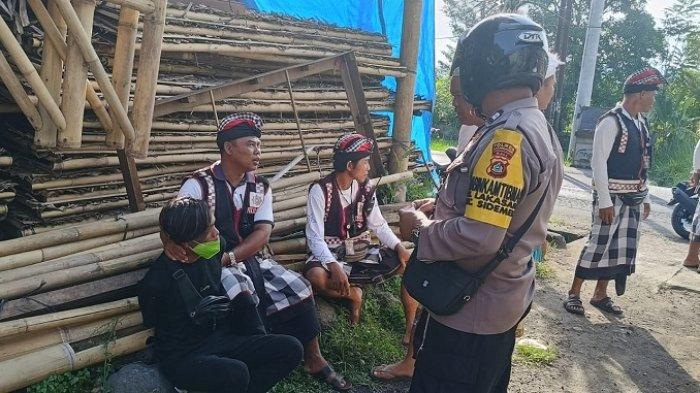 PENCURIAN - Pelaku percobaan pencurian saat berhasil diamankan di wilayah Desa Lokasari, Kecamatan Sidemen, Senin (21/4/2025) lalu.