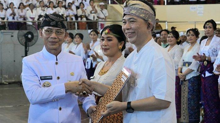PELANTIKAN - Pelantikan dan pengambilan sumpah PPPK tahap I formasi tahun 2024 di GOR Swecapura, Desa Gelgel, Selasa (1/7/2025).
