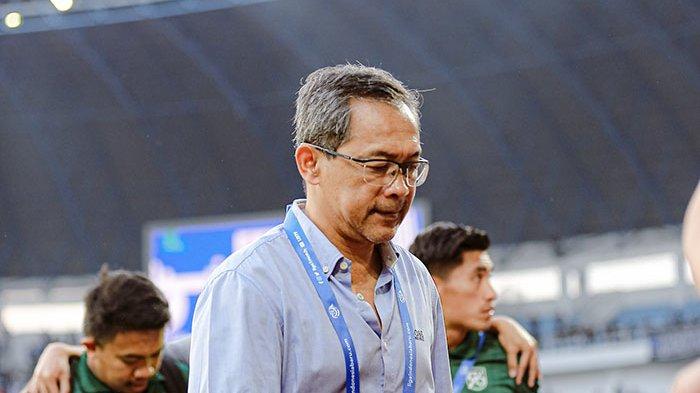 Pelatih Aji Santoso tampak menundukkan kepala setelah Persebaya Surabaya kalah dari PSIS Semarang 2-0 dilanjutan pekan ketiga Liga 1 2023/2024 di Stadion Jatidiri, Semarang, Minggu 16 Juli 2023. Carlos Fortes Jadi Mimpi Buruk Skuad Aji Santoso, 2 Pemain Asing Persebaya Ini Panen Kritik Bonek