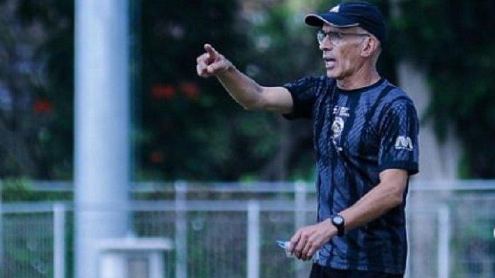 Pelatih Arema FC, Fernando Valente memberikan instruksi ke pemain. Kritik Pedas & 'Ancaman' Fernando Valente ke Pemain Arema FC, Sebut Ciri Pemain yang akan Didepaknya.