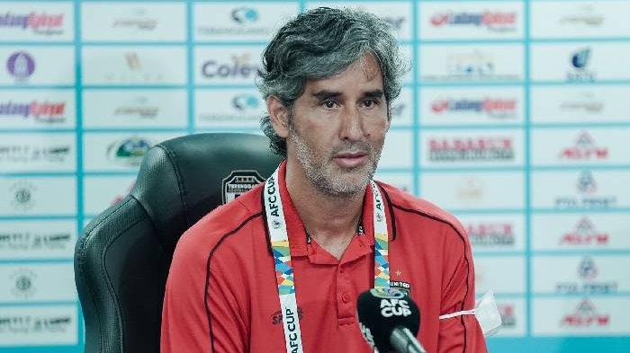 Pelatih Bali United, Stefano Cugurra hanya mau fokus pada timnya dan tidak ingin bereaksi berlebih dengan perubahan tempat pertandingan dari Stadion Dipta ke Training Center Pantai Purnama.