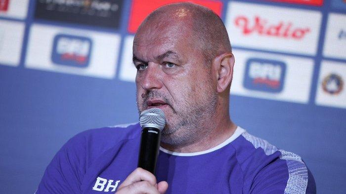 Pelatih Bojan Hodak memberikan keterangan pers kepada awak media sehari sebelum laga Bali United vs Persib Bandung 