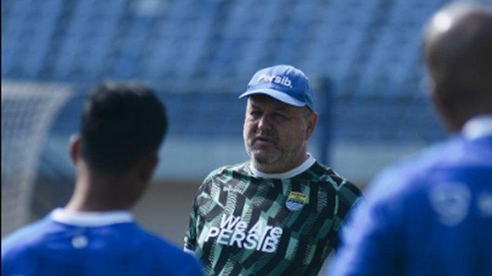 Jadwal Padat, Bojan Hodak Minta Perubahan Skuad Persib Jelang Laga Super League vs Malut United