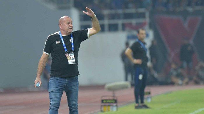 Pelatih Bojan Hodak tampak memberikan instruksi dari pinggir lapangan di laga tandang Persib Bandung ke markas PSIS Semarang yang berakhir kemenangan Maung Bandung lewat skor 2-1 di Stadion Jatidiri, Semarang, Minggu 20 Agustus 2023. Kata Bojan Hodak Usai Persib Bandung Taklukkan PSIS, Isyaratkan Belum Puas Soal Lemahnya Ini