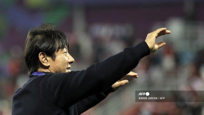 Pelatih Indonesia Korea Selatan Shin Tae-yong memberi isyarat kepada para penggemar di akhir pertandingan sepak bola Grup D Piala Asia AFC Qatar 2023