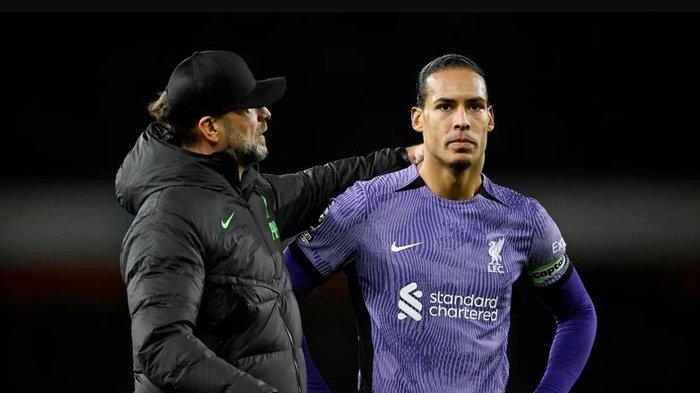 Pelatih Liverpool, Jurgen Klopp saat memmberikan arahan di samping lapangan kepada salah satu pemain The Reds