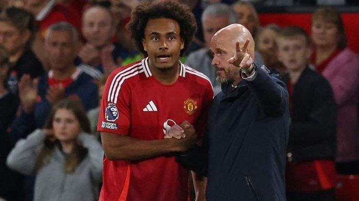 Pelatih Manchester United, Erik ten Hag saat memberikan instruksi dari tepi lapangan kepada salah satu pemain Setan Merah