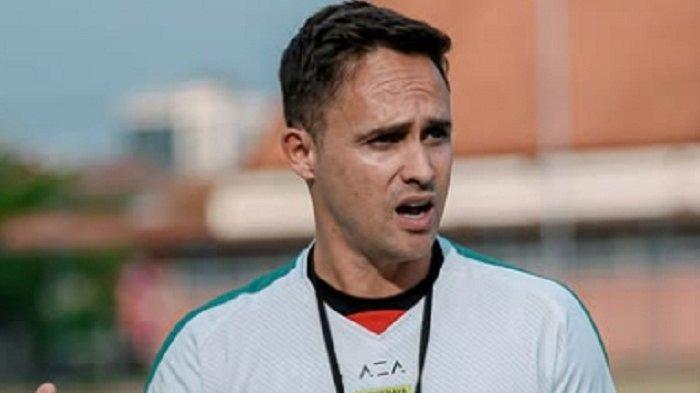 Pelatih Persebaya Surabaya, Paul Munster, menunjukkan dedikasi tinggi demi Bajul Ijo. Munster rela tak pulang kampong merayakan Natal untuk mempersiapkan timnya melawan Bali United.