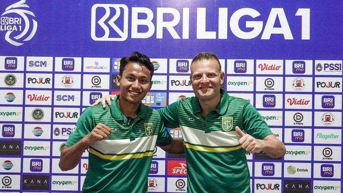 Pelatih Persebaya Surabaya, Josep Gombau pada sesi konferensi pers jelang lawan Madura United