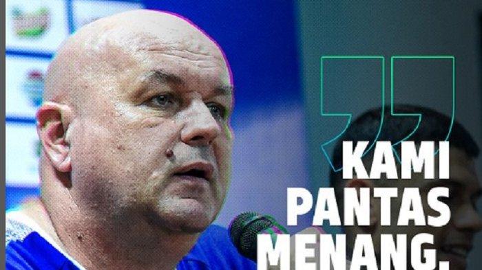 Pelatih Persib Bandung, Bojan Hodak memberikan keterangan usai laga melawan Persebaya Surabaya di pekan 15 Liga 1 2023/2024 di Stadion GBT, Sabtu 7 Oktober 2023.