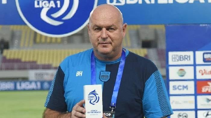 Pelatih Persib Bandung, Bojan Hodak saat menerima penghargaan sebagai pelatih terbaik BRI Liga 1 2024/2025 edisi bulan November 2024.