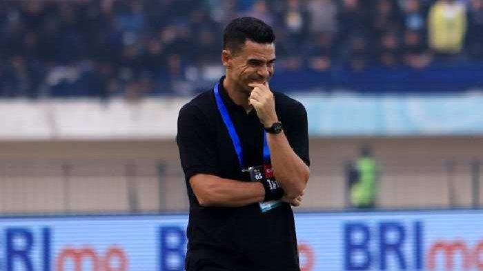 Pelatih Persija Jakarta, Carlos Pena saat laga lawan Persib Bandung.