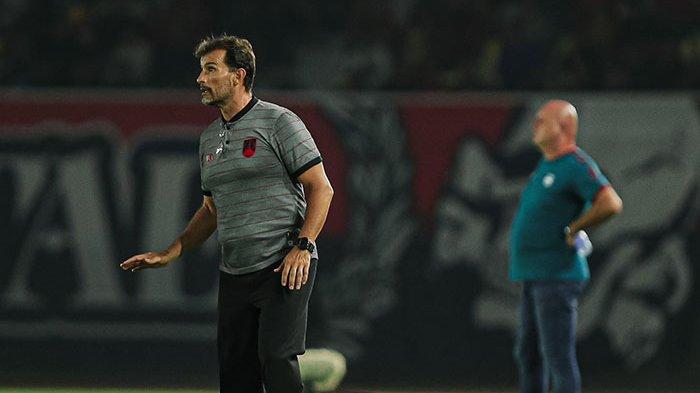Pelatih Persis Solo Leonardo Medina (kiri) dan pelatih Persib Bandung, Bojan Hodak (kanan) di laga Persis vs Persib Bandung di Stadion Manahan, Solo, Selasa 8 Agustus 2023. Pada laga ini, Persib kalah 2-1 lawan Persis Solo.