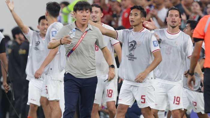 Pelatih Shin Tae-yong dan para pemain Timnas Indonesia melakukan protes ke wasit di laga melawan Arab Saudi di King Abdullah Sport Center, Jumat 6 September 2024.